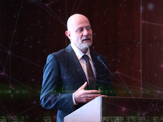 Radore CEO Barbaros Özdemir Data Center İstanbul 2019 Kürsüde Konuşuyor